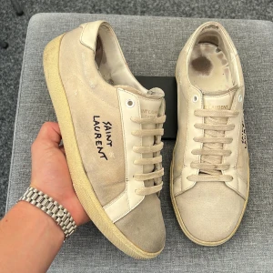 Saint laurenr skor - Säljer dessa sjukt feta ysl skor! Självklart äkta! Size: 42,5 fits 43! Skick: 7,5/10! Hör av dig vid minsta fundering 🤩