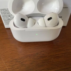 AirPods Pro - Apple AirPods Pro i mycket fint skick. Trådlösa hörlurar med aktiv brusreducering, transparensläge och laddningsetui. Passar perfekt för musik, samtal och träning. Inga synliga repor eller skador, fungerar utmärkt.
