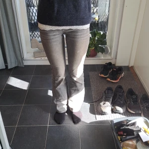 Grå bootcut jeans - Snygga grå jeans från gina tricot med bootcut passform 