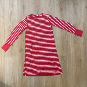 Randigt nattlinne - Nattlinne, 100% bomull, lårlängd, barnstorlek 146/152 10-12 år