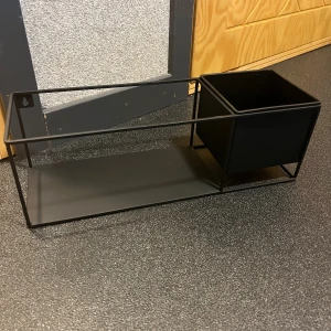 Liten förvaringshylla - Perfekt liten avlastningsplats eller till sovrummet jag hade den. Inga repor och inga defekter. Snabb affär längre pris