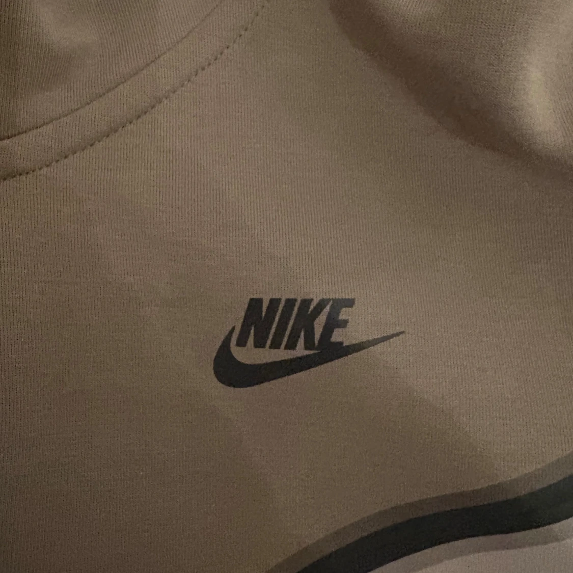 Nike tech i beige och grå, stl S - 1