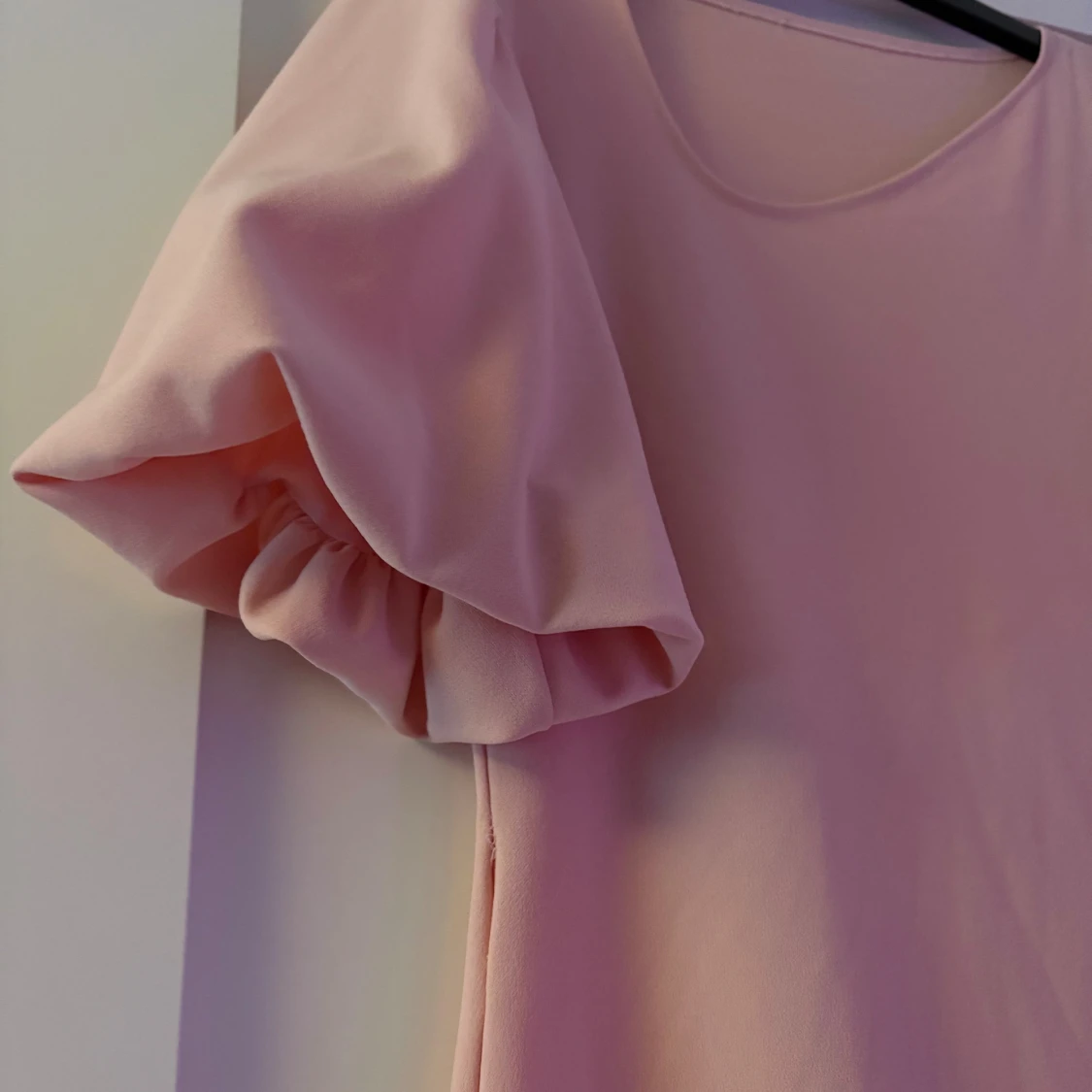 Ljusrosa klänning med puffärm - 2