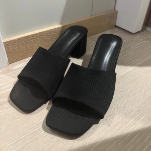 Svarta klackar  - Svarta och stilrena klackar, tyvärr förstora för mig därför jag säljer dessa! 