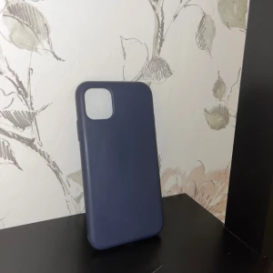 iPhone 11/XR Silikonskal - Mörkblått silikonskal för iPhone 11 och XR. Skalet är i gott skick utan synliga repor eller skador. Ger ett bra grepp och skydd mot stötar och repor. Perfekt för dig som vill skydda din iPhone med en stilren och diskret design.