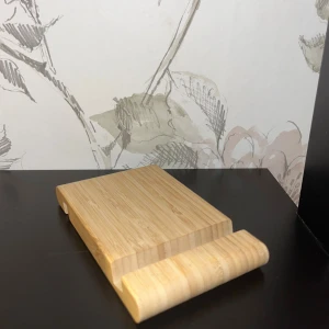 Bambuställ för surfplatta/mobil - Stilrent bambuställ perfekt för surfplatta eller mobil. Passar de flesta modeller och ger stabilt stöd vid användning. Naturligt träutseende, inga synliga defekter eller slitage. Perfekt för köket, kontoret eller vardagsrummet.