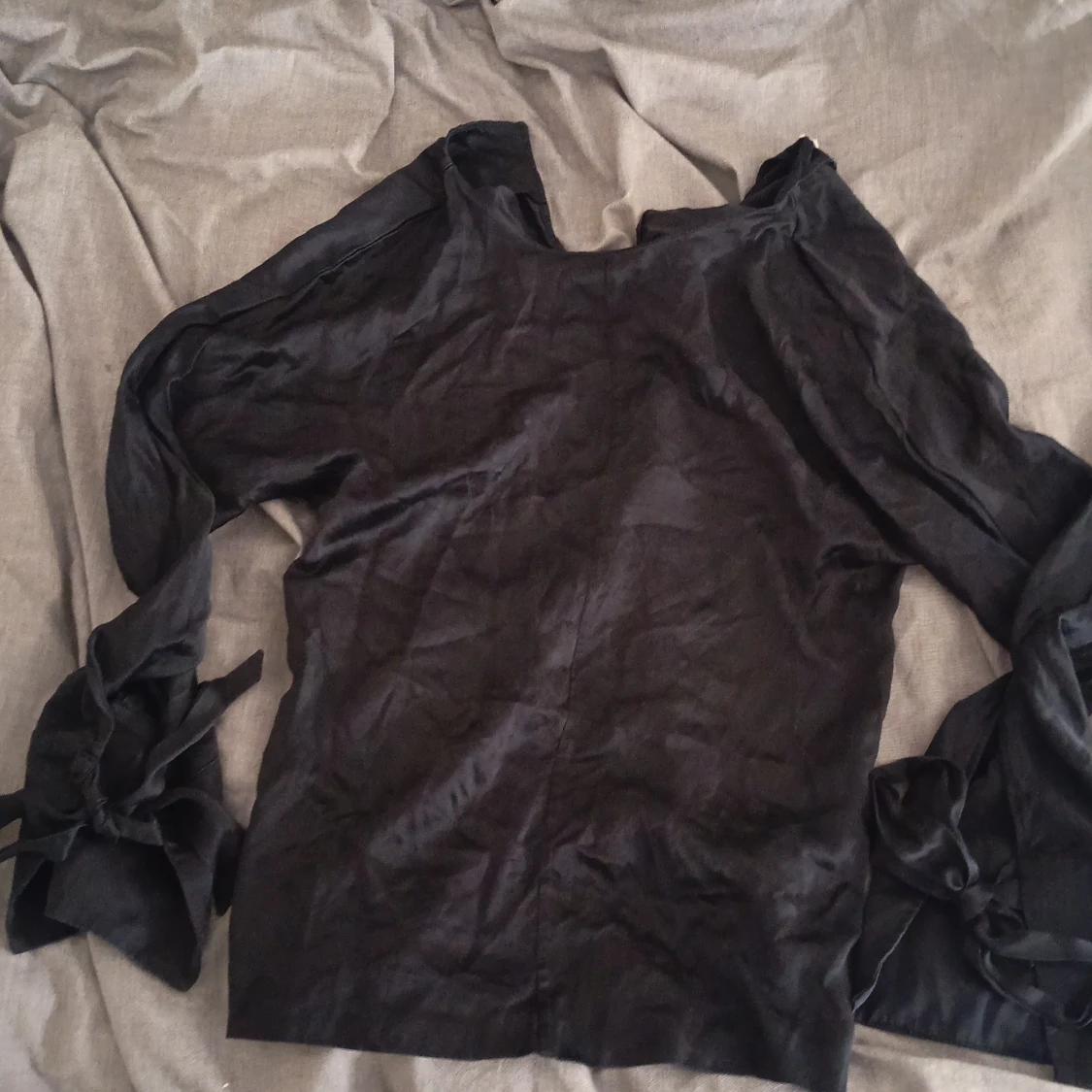 Svart blus med knytärmar - 1