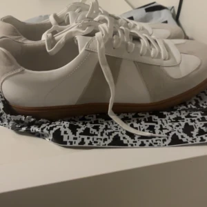 Maison margiela - Säljer ett par maison marginella, de är ett annat märke men de är identiska med maison margiela. 