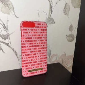 iPhone 7/8+ Skal - I Love You Multilingual - Färgglatt skal till iPhone 7/8+ med 'I Love You' tryckt på flera språk. Skalet är i nytt skick. Perfekt för att skydda din mobil och ge den en personlig touch.