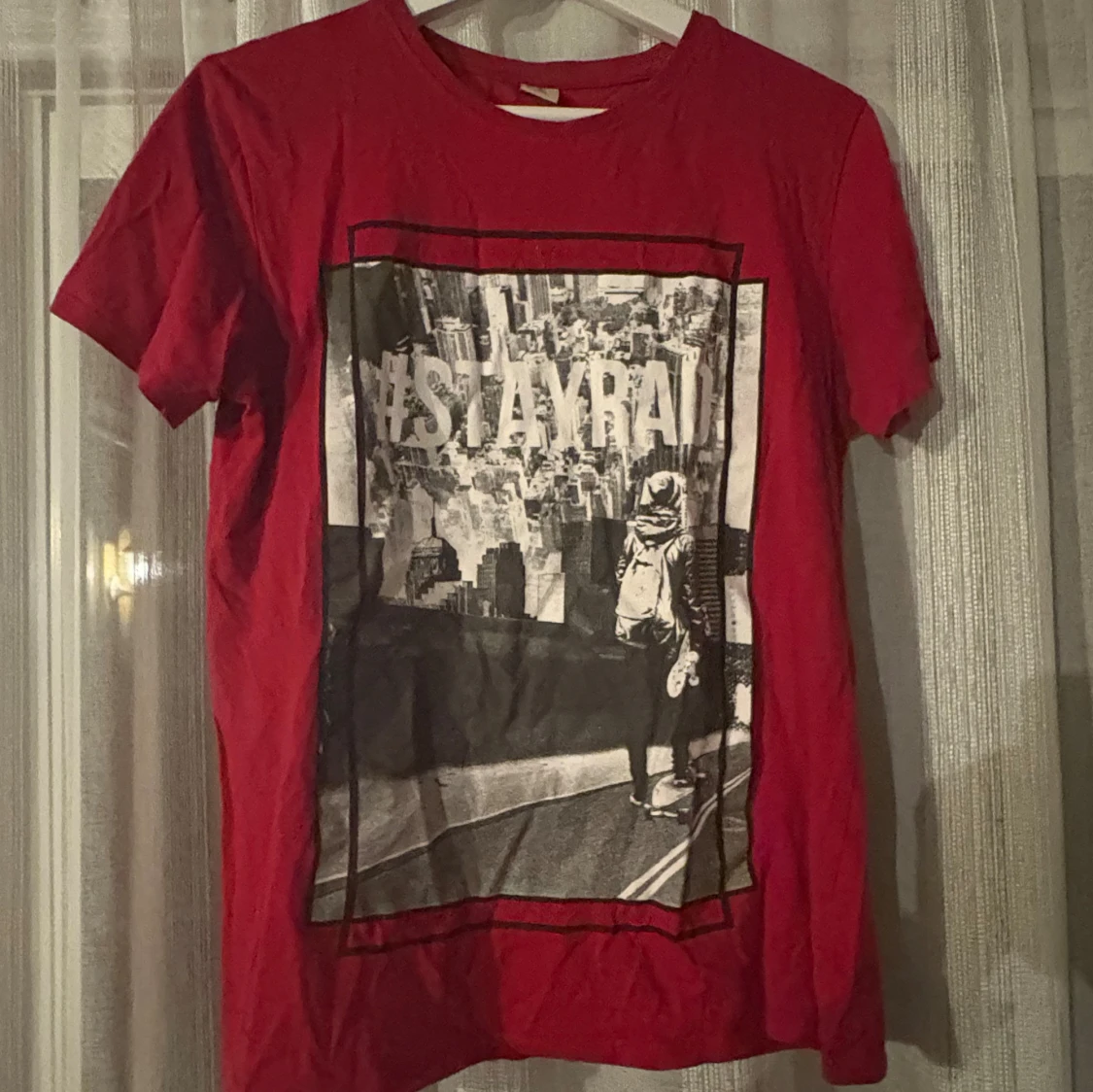 Röd t-shirt med tryck från Lindex