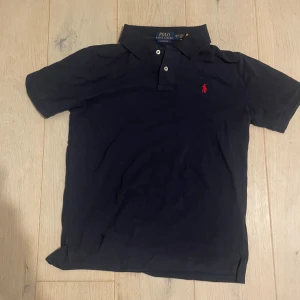 Mörkblå piké från Ralph Lauren - Classic fit, 14 - 16 år