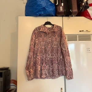 Odd molly skjorta  - Säljer en otroligt vacker skjorta från märket odd molly 7 en ljusrosa bottenfärg med detaljer i brunt och rosa. Storlek 3 som enligt deras storleksguide motsvarar en storlek L. Mycket fint skick, jag hittar inga synliga anmärkningar eller defekter. 