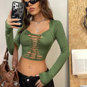 Grön croppad topp från SHEIN - Snygg grön croppad topp från SHEIN med långa ärmar. Toppen är använd få gånger och är i mycket bra skick. Priset kan diskuteras 🥰