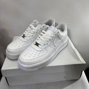 Nike Air Force 1  - Säljer ett par av klassiska Nike Air force.Snygg och tidlös modell med snörning och diskret Nike-logga på sidan och hälen. Perfekta för dig som vill ha en clean och fräsch look.