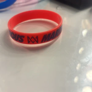 Rött Marcus & Martinus silikonarmband - Coolt rött silikonarmband med Marcus & Martinus-logga och svart text. Perfekt accessoar för fans som vill visa sitt stöd för den norska popduon. Armbandet är flexibelt och bekvämt att bära hela dagen. !!pris kan diskuteras!!