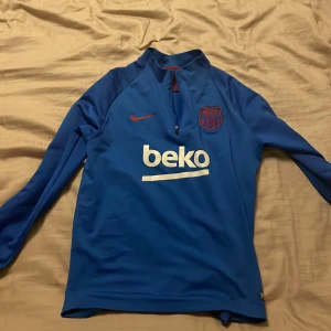 Köpt på camp nou shop i barcelona  den är XL i kids storlek  - Säljer min träning tröja för den är för liten och för tight, den har en tight passform.  Köpt för 120€ 