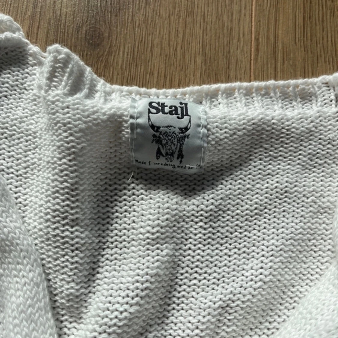 Vit stickad tröja med knut från Stajl - 2