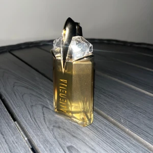 Alien Eau de Parfum flaska - Snygg och ikonisk parfymflaska från Mugler med Alien-tryck. Perfekt för dig som vill sticka ut och addera en cool detalj till din samling. Volym och ingredienser syns ej på bilderna.