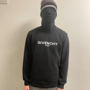 Svart Givenchy sweatshirt med tryck - Svart sweatshirt från Givenchy med vit logotyptryck på bröstet. Klassisk rund hals och långa ärmar.