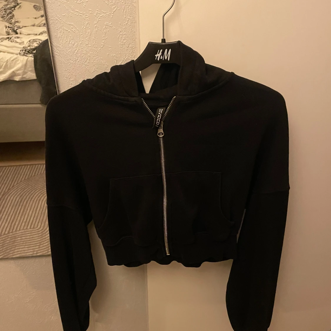 Svart croppad hoodie från H&M