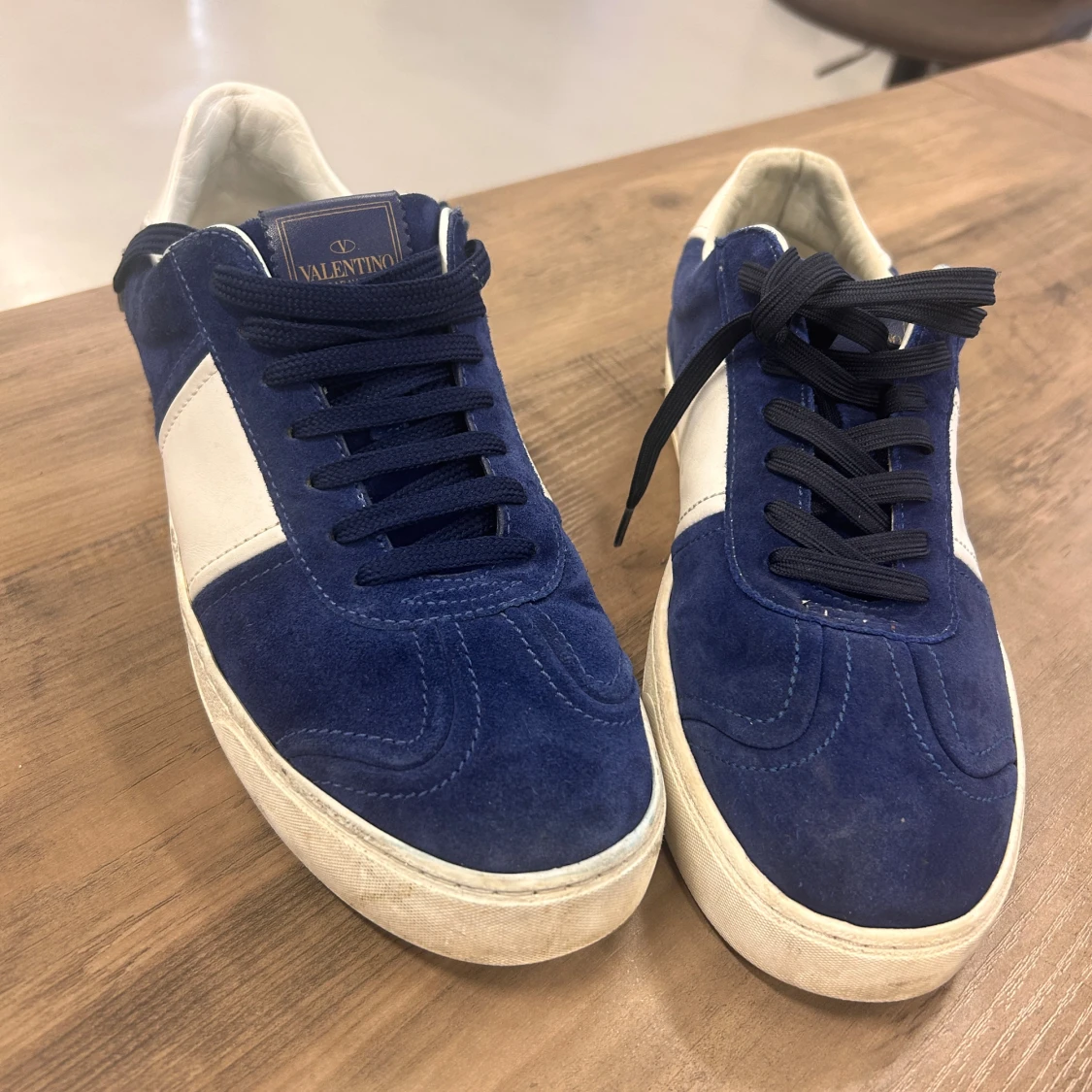 Valentino Garavani blå sneakers mocka