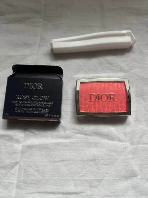 Dior backstage Rosy Glow blush 015 cherry - Hej, säljer en helt ny dior rosy glow blush 015 cherry, skriv till mig för fler bilder.