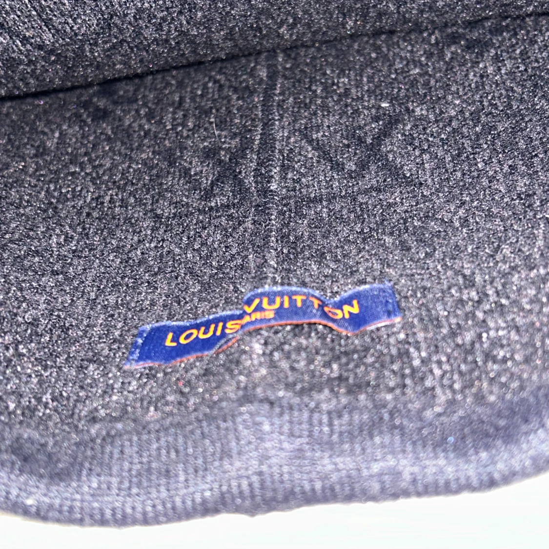 Svart mössa från Louis Vuitton - 2
