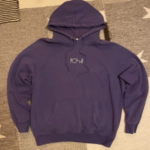 Lila hoodie från Polar Skate Co - Säljer en snygg lila hoodie från Polar Skate Co i storlek small med vit Polar-logga broderad på bröstet. Perfekt för chill dagar och streetwear-stil. Materialet är mjuk bomull och passformen är loose. Hör av dig vid minsta fundering:)
