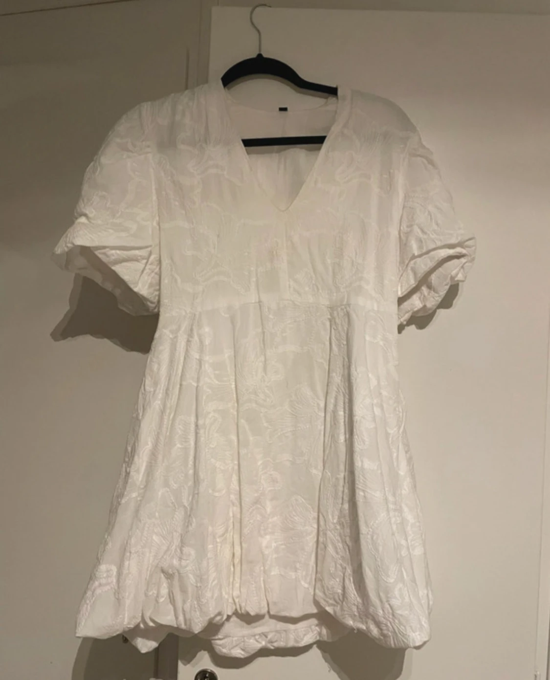 Vit kort klänning med puffärm och blommor - 1