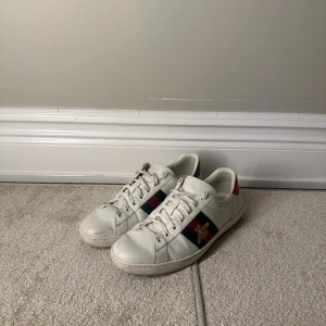 Gucci Ace  - Tja! Säljer nu dessa snygga Gucci Ace skorna. Skick:8/10|Storlek:42|Pris:1799kr|