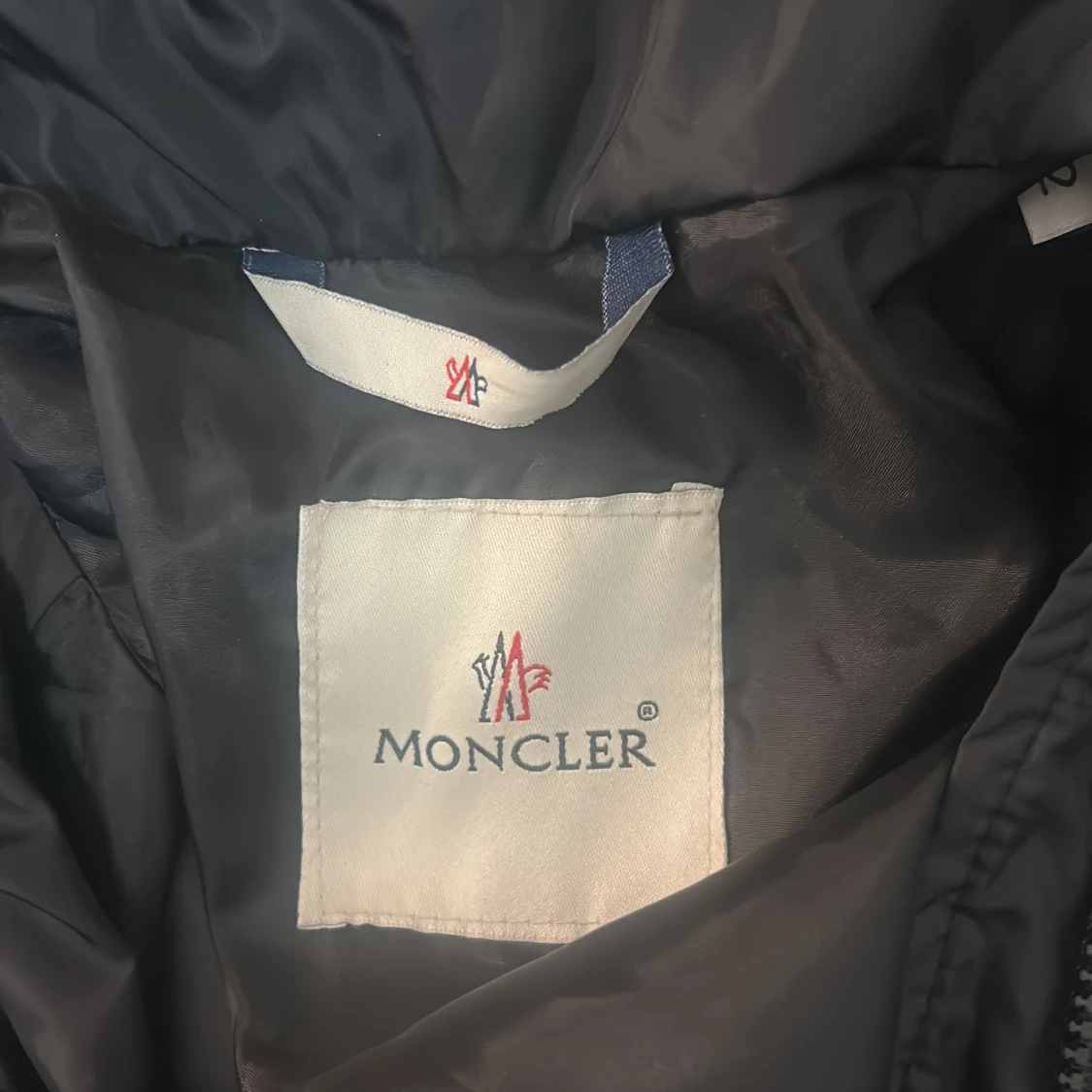 Svart Moncler pufferjacka med päls - 1
