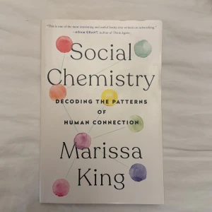 Social Chemistry: Decoding the Patterns of Human Connection - Upptäck hur våra sociala nätverk fungerar! Den här boken utforskar mönster i mänskliga relationer och hur vi kan förstå och förbättra våra kontakter. Perfekt för dig som vill boosta ditt sociala liv och förstå dynamiken bakom vänskap och nätverk.