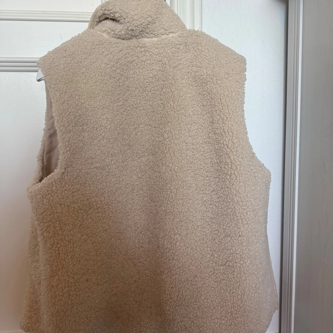 Beige teddyväst från H&M - 1