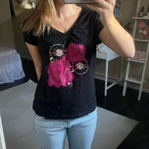 T-shirt med tryck - Säljer denna v-ringade T-shirt med tryck. Strl L men passar mig som har S. Kontakta vid frågor eller intresse❣️