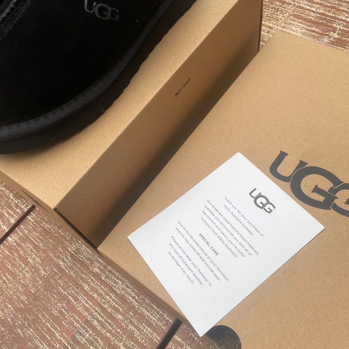 Svarta UGG slip-ons med mönstrad kant - 2