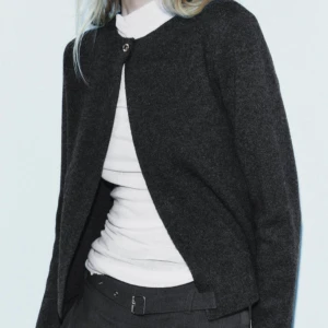 Kofta Zara - Superfin tröja från Zara som man knäpper uppe med så fina gulddetaljer. Köpt för ett år sen och använd några gånger men i super bra skick!💕