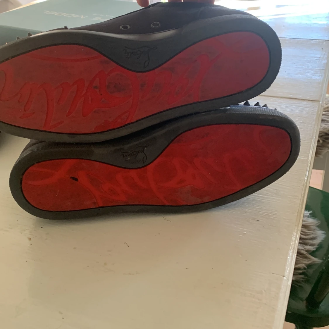 Gråa skor med röd sula - 1