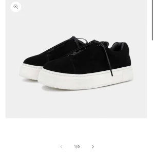 Eytys doja suede - Säljer nu mina sparsamt använda eytys skor, inköpta för ett år sedan finns täcken på användning men inget synsamt slitage. Slutsålda överallt, inköpa för 2100kr kommer med orginalbox och tillbehör. Hör gärna av er för egna bilder