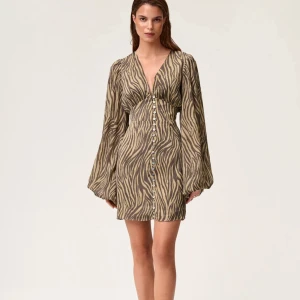 Adoore leopard dress - Säljer nu min fina korta leopard dress från adoore. Den sitter perfekt på dig som vanligtvis bär storlek Xs/S. Kommer i väldigt bra skick utan slitage o den ser ny ut. Den är endast använd 1 gång och säljs enbart för att den tyvärr inte kommer till någon användning. Inköpspris: 1 495:-. Klänningen har varit väl omhändertagen, därav priset💕💕