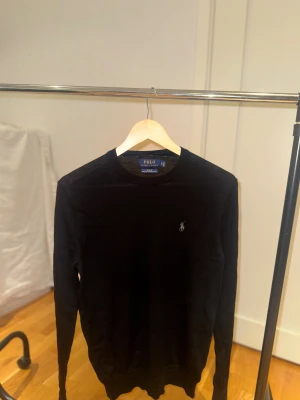Svart crewneck från Polo Ralph Lauren - Slim fit svart tröja från Polo Ralph Lauren i mjuk och tvättbar merinoull. Är i nyskick och går för 2400 ny.