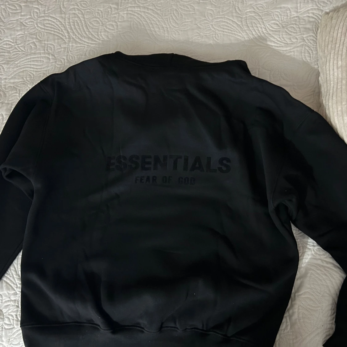 Svart Essentials hoddie
