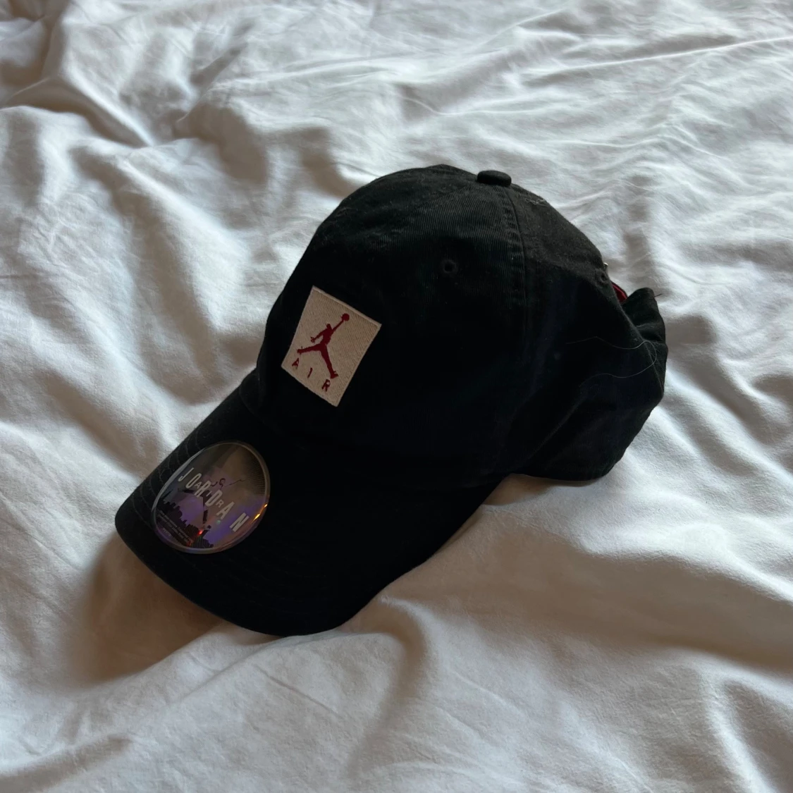 Svart Jordan keps med röd logga - 1