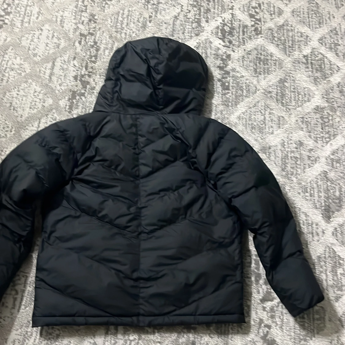 Svart pufferjacka från Nike med huva - 3