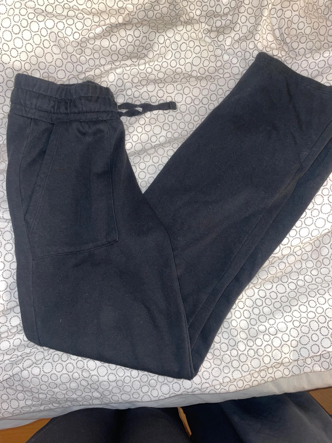 Svarta mjukisbyxor med snörning - 1