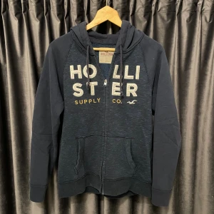 Hollister zip hoodie  - Hollister zip - skick 8/10, fint skick utan defekter! - storlek S - sjukt snygg, stilren och eftertraktad tröja! - hör av er vid frågor🙌