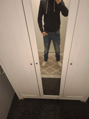 Feta jeans jack n jones slim fit w30 l32 - Jeans från jack n jones med feta slitningar använt dem tre fyra gånger tycker dem är lite stora på mig så dem är näst intill sprillans nya storlek är w30 l32 skriv vid funderingar mvh. Pris ej hugget I sten.