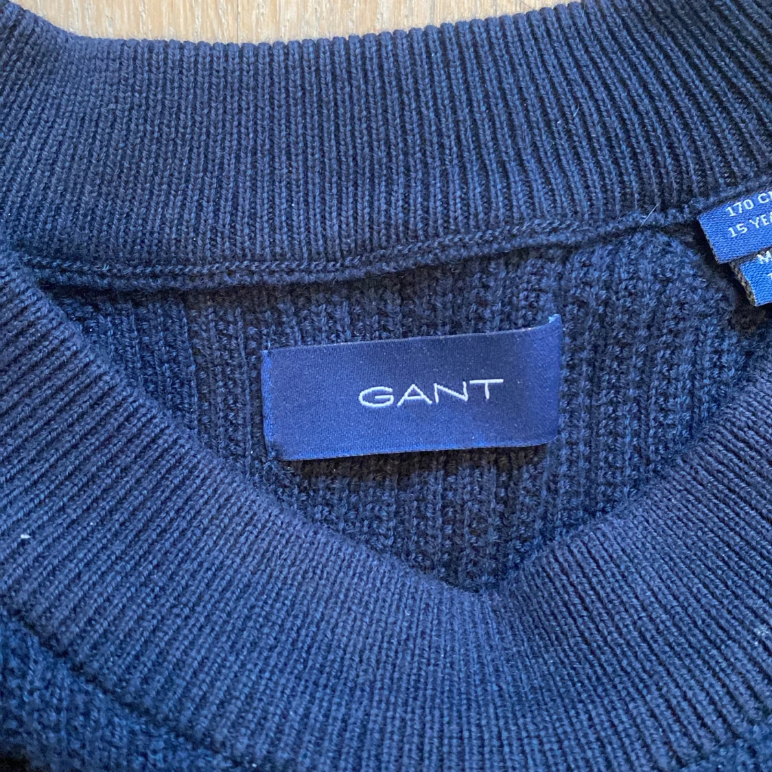 Mörkblå stickad tröja från GANT - 1