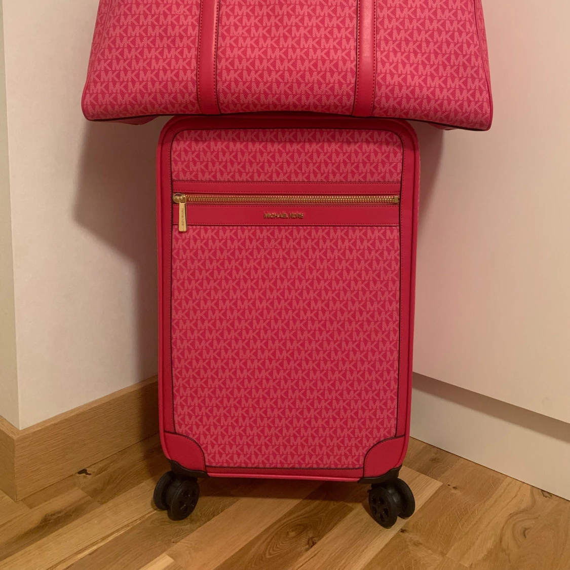 Michael Kors kabinväska i Electric Pink