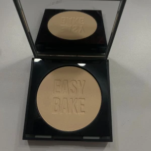 Huda Beauty Easy Bake And Snatch - Säljer Huda Beauty Easy Bake And Snatch i nyansen Pound Cake. Det är ett pressat setting powder i ljus beige färg, kommer i en stilren svart fyrkantig dosa med spegel och medföljande svamp. Perfekt för att ljusa upp och fixera din makeup. Använts 1 gång. Nypris: 542kr 