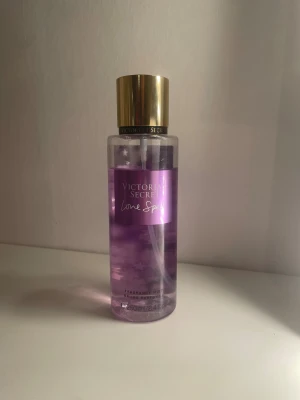Victorias Secret Love Spell body mist - Väldigt god doft! Ni ser hur mycket som är kvar på bilden.💗